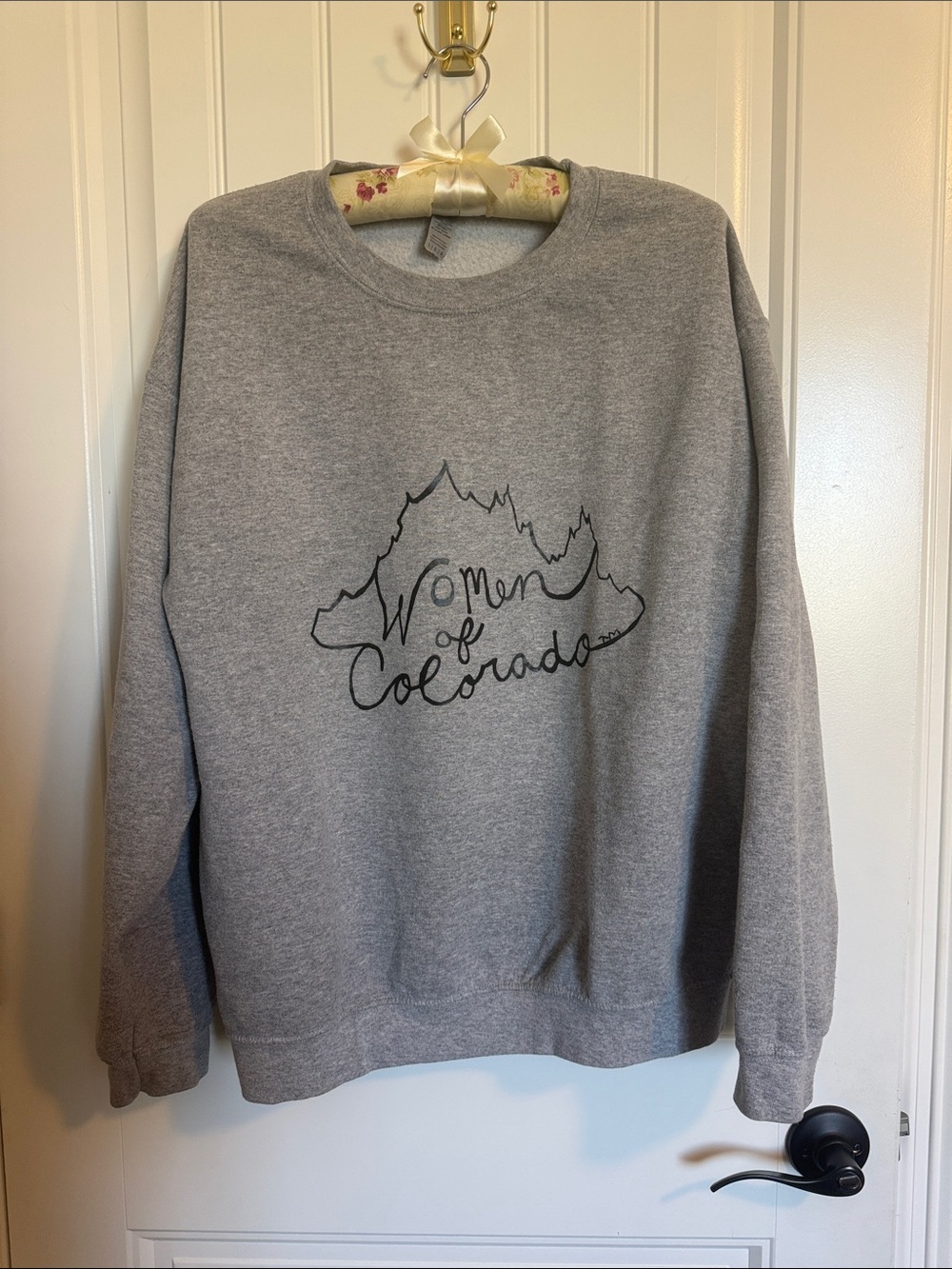 Gildan Gray 'Women of Colorado' Crewneck Sweatshirt